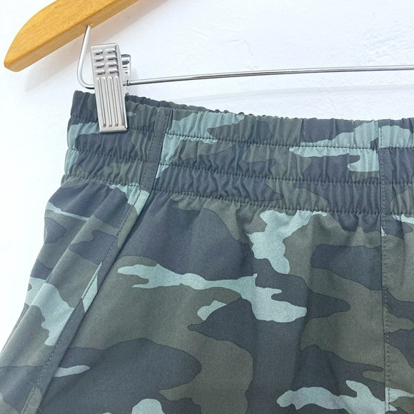 ⭐ Athleta Mesh Racer Run Short Camo Olive Size S - Picture 6 of 15